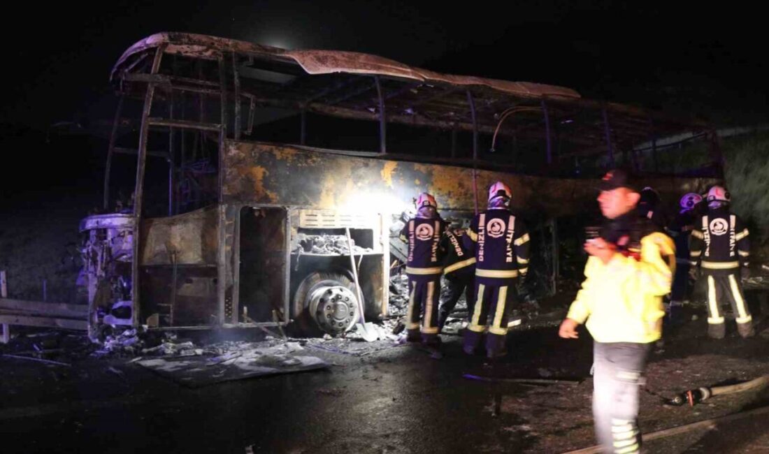 Denizli’nin Sarayköy ilçesinde meydana gelen trafik kazasında, yolcu otobüsü bariyerlere