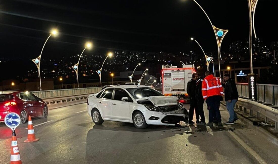İzmit’te gece saatlerinde meydana gelen trafik kazasına Kocaeli Büyükşehir Belediyesi