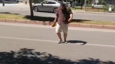 Antalya’ya bayram tatili için gelen bir ziyaretçi, oteline dönerken kargaların