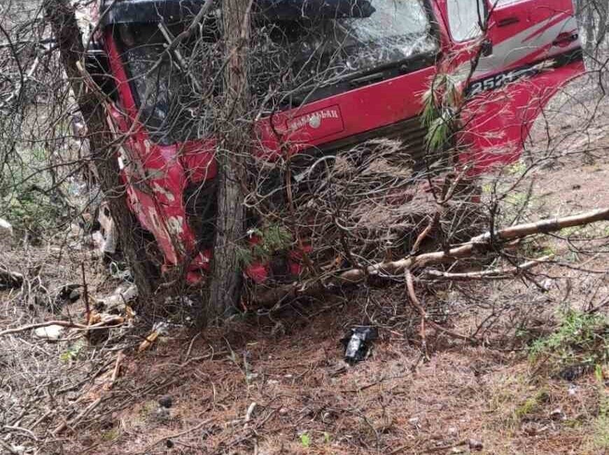 Burdur’da bir vinç, sürücüsünün kontrolünü kaybetmesi sonucu yoldan çıkarak ormanlık