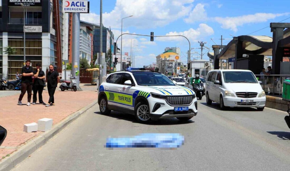 Antalya’nın Muratpaşa ilçesinde, trafik ışığında karşıya geçmeye çalışan 13 yaşındaki