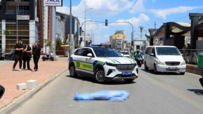 Antalya’nın Muratpaşa ilçesinde, trafik ışığında karşıya geçmeye çalışan 13 yaşındaki