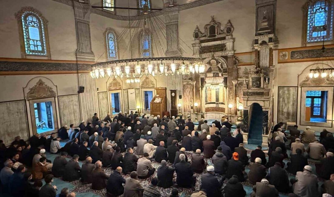 Yozgat’ta Kurban Bayramı coşkusu, tarihi Çapanoğlu Camii’nde kılınan bayram namazıyla