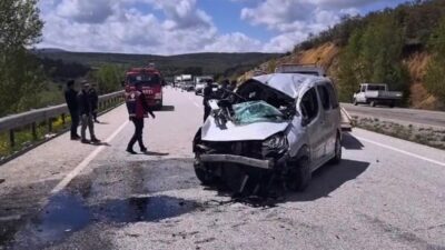 Yozgat’ta bir hafif ticari aracın bariyerlere çarpması sonucu 6 kişi