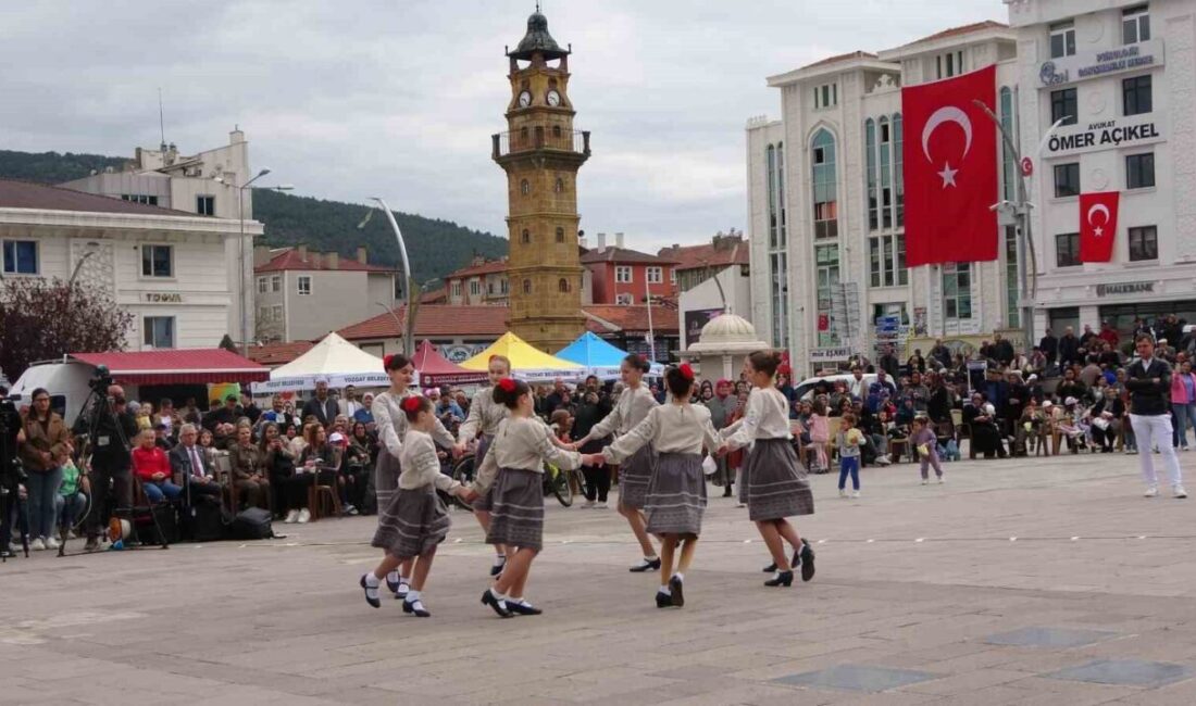 Yozgat Belediyesi tarafından düzenlenen Halk Dansları Şenliği, vatandaşların büyük ilgisiyle