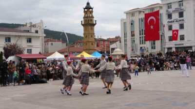 Yozgat Belediyesi tarafından düzenlenen Halk Dansları Şenliği, vatandaşların büyük ilgisiyle