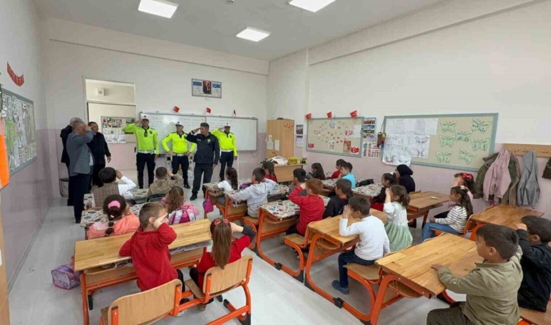 Sarıkaya İlçesi’nde miniklerin samimi davranışları, polis memurlarını mutlu etti. Geçtiğimiz