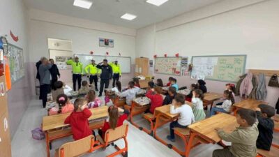 Sarıkaya İlçesi’nde miniklerin samimi davranışları, polis memurlarını mutlu etti. Geçtiğimiz