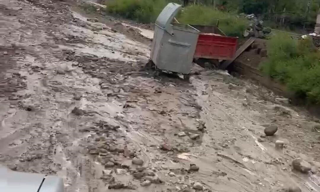 Yozgat’ta yaşanan şiddetli yağışlar sonucu meydana gelen sel ve su