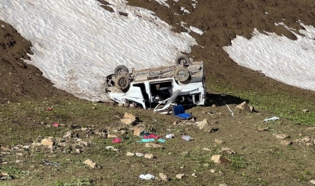 Hakkari’nın Yüksekova ilçesinde, pancar toplamaya giden işçileri taşıyan minibüsün şarampole