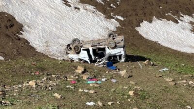 Hakkari’nın Yüksekova ilçesinde, pancar toplamaya giden işçileri taşıyan minibüsün şarampole