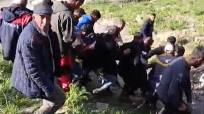 Hakkari’nin Yüksekova ilçesinde ot ve pancar toplamak için dağlık bir