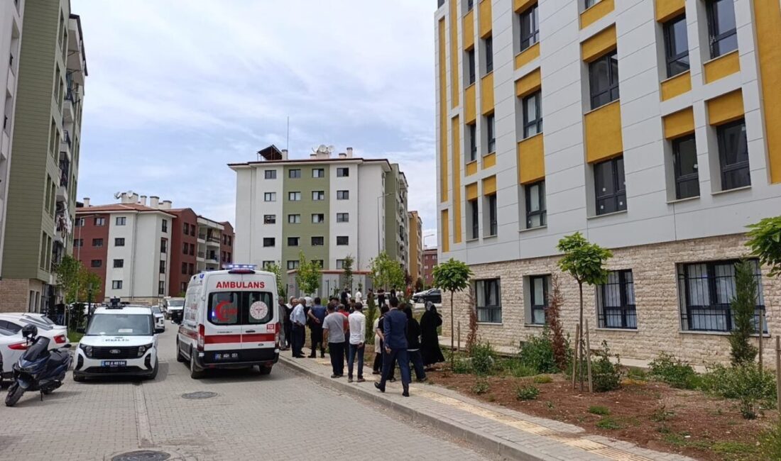 Adıyaman ilinde bir kişi, evinin üçüncü katındaki pencereden düşerek ağır