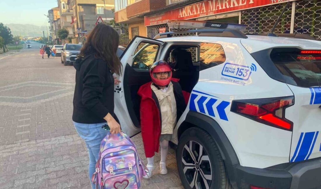 Kocaeli’de zabıta ekipleri, devriye sırasında karşılaştıkları trafik kazasına anında müdahale