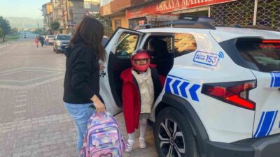 Kocaeli’de zabıta ekipleri, devriye sırasında karşılaştıkları trafik kazasına anında müdahale