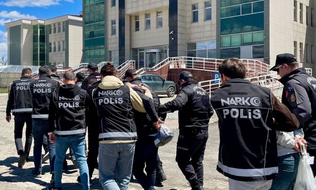 Kars’ta, Emniyet Müdürlüğü ekiplerince gerçekleştirilen operasyonda kent merkezinde uyuşturucu satıcılarına