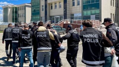 Kars’ta, Emniyet Müdürlüğü ekiplerince gerçekleştirilen operasyonda kent merkezinde uyuşturucu satıcılarına
