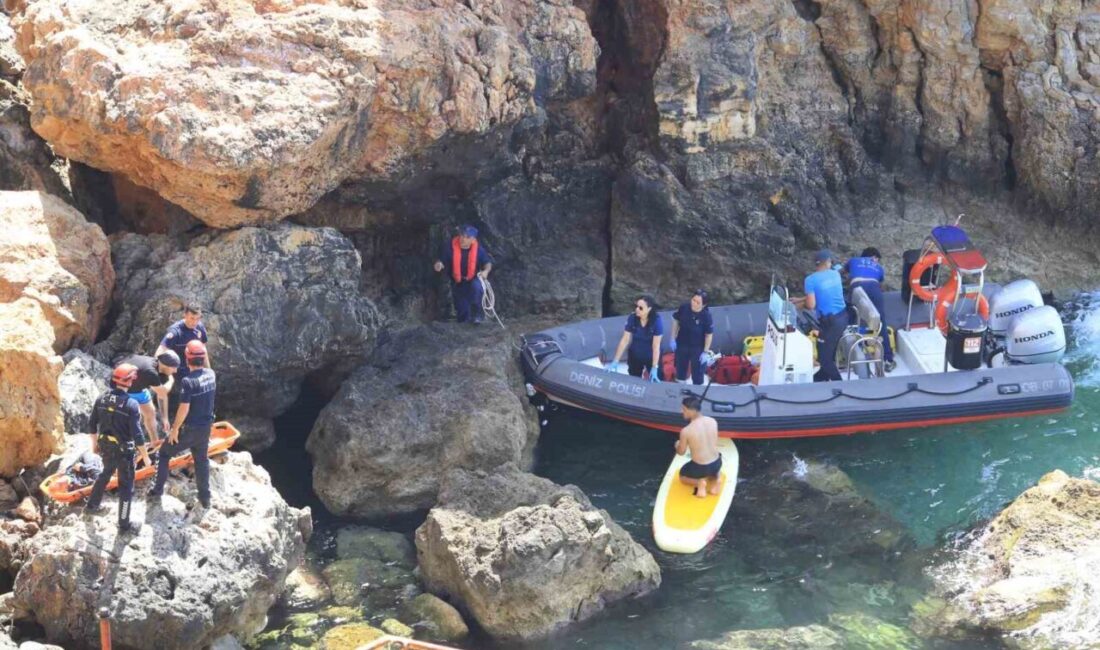 Antalya’da bir kişi, zıpkınla balık avlamak için falezlerden aşağıya inerken