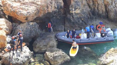 Antalya’da bir kişi, zıpkınla balık avlamak için falezlerden aşağıya inerken