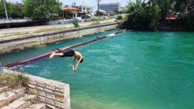 Adana’da hava sıcaklıklarının artmasıyla birlikte, soğumak isteyen çocuklar ve gençlerin