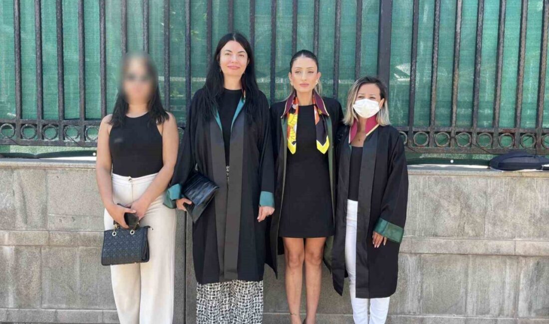 Antalya’da, 13 yaşındayken tiyatro eğitimi aldığı sırada tiyatro yönetmeni tarafından