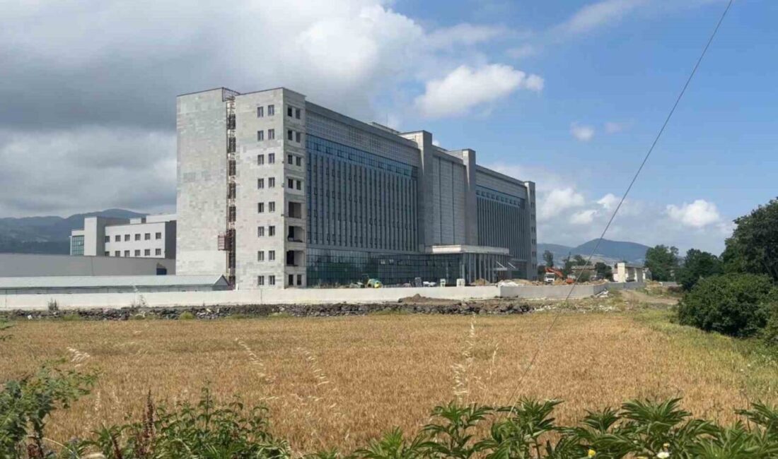 Samsun’un Tekkeköy ilçesinde devam eden hastane inşaatında çalışan bir işçi,