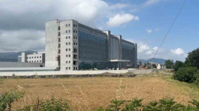 Samsun’un Tekkeköy ilçesinde devam eden hastane inşaatında çalışan bir işçi,