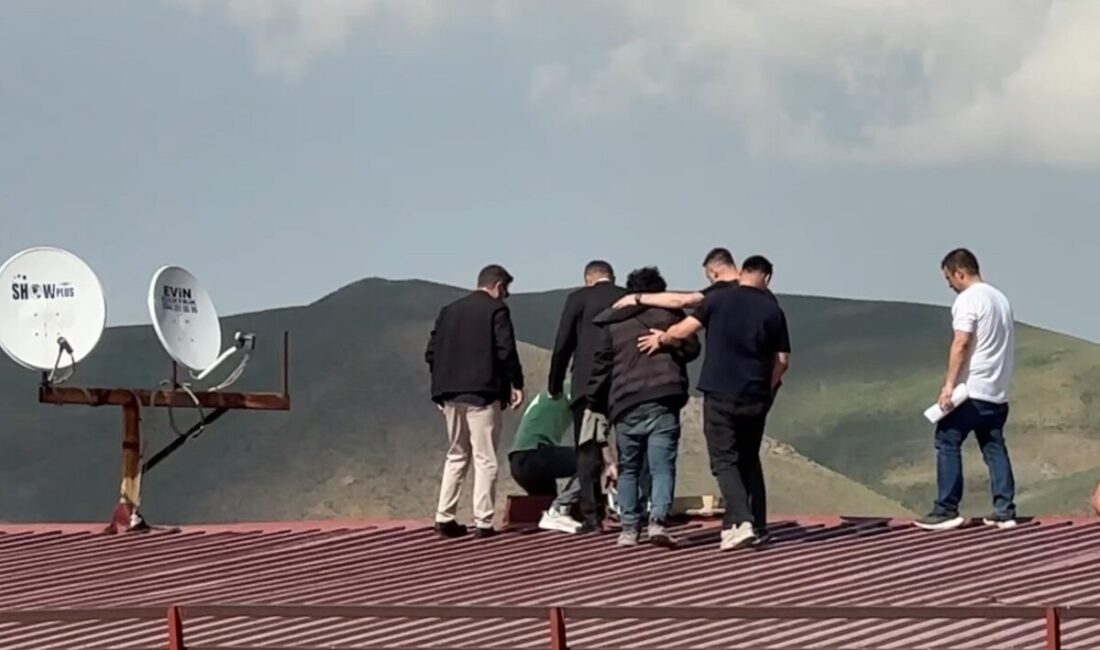 Hakkari’nin Yüksekova ilçesinde, 5 katlı bir binanın çatısına çıkarak intihar