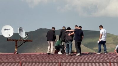 Hakkari’nin Yüksekova ilçesinde, 5 katlı bir binanın çatısına çıkarak intihar