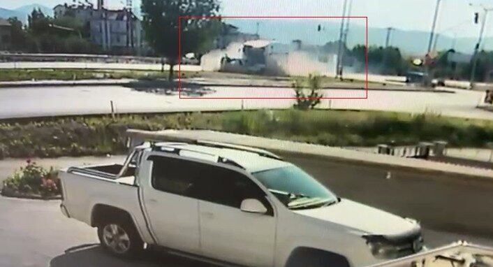 Şarkikaraağaç ilçesinde, bir otobüs ile hafif ticari aracın çarpışması sonucu