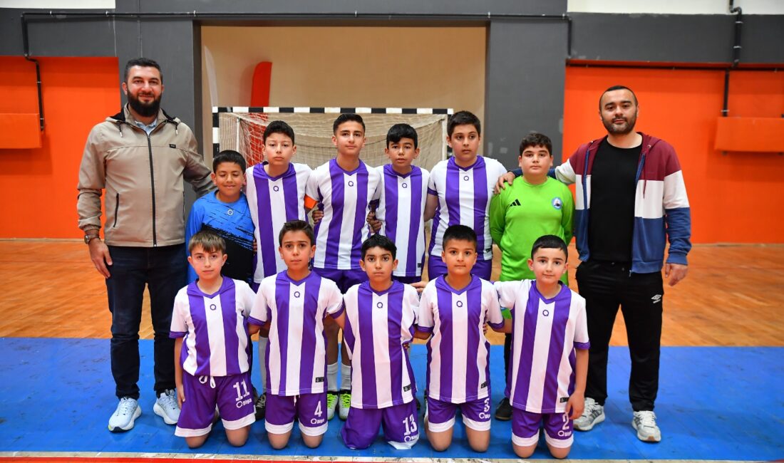 Kırşehir genelinde düzenlenen Küçük Erkekler Futsal Turnuvası’nda mücadele eden Çiçekdağı