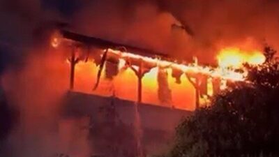 Sakarya’nın Kaynarca ilçesinde, bir evde çıkan yangın sonucunda çatı ile