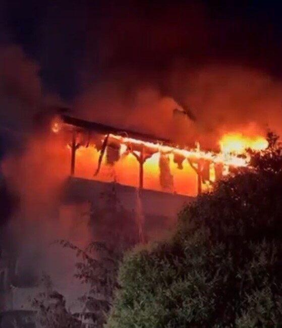 Sakarya’nın Kaynarca ilçesinde, bir evde çıkan yangın sonucunda çatı ile