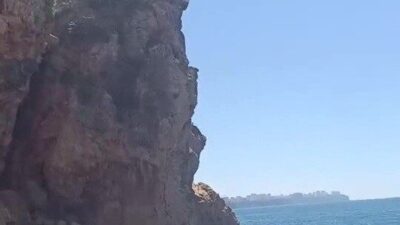 Antalya’da, bir genç yaklaşık 40 metre yükseklikteki falezlerden denize atlayarak