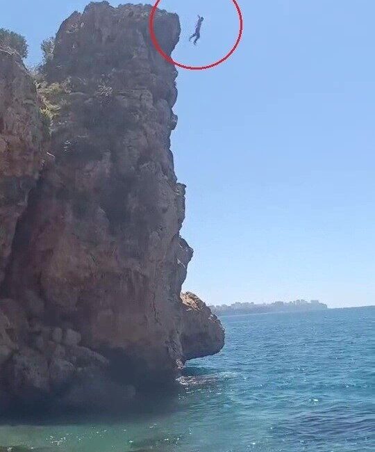 Antalya’da, bir genç yaklaşık 40 metre yükseklikteki falezlerden denize atlayarak