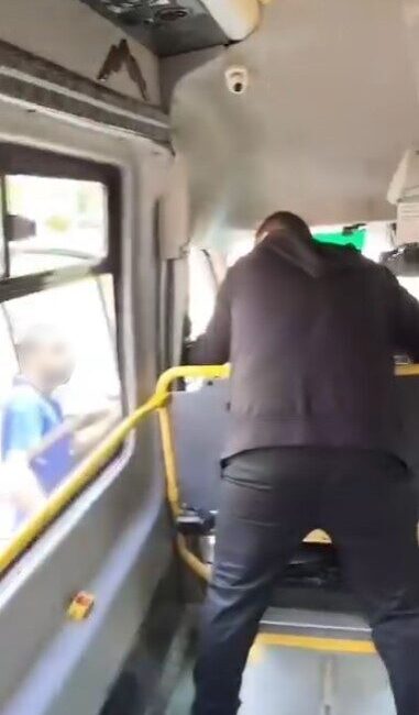 Bursa’nın Yıldırım ilçesinde, iddiaya göre, bir minibüs yolcusu ile minibüs