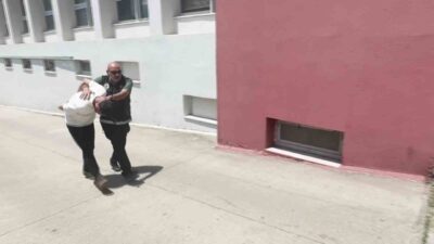 Adana’da Narkotik polisin durdurduğu bir araçta dedektör köpeğinin tepki verdiği
