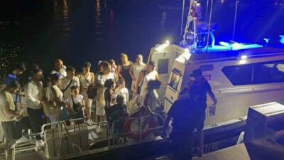 Muğla’nın Fethiye ilçesi açıklarında seyreden bir yelkenli tekne içerisinde, 10’u