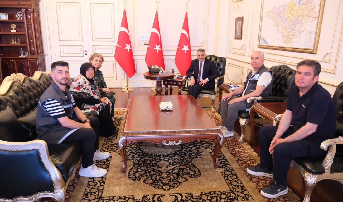 Yozgat’ta faaliyet gösteren hayvan hakları temsilcileri, Yozgat Valisi Mehmet Ali