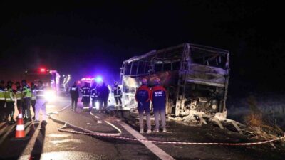Denizli’de meydana gelen ve Pamukkale Turizm’e ait yolcu otobüsünün bariyerlere