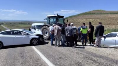 Akçakent ilçesinde iki otomobilin kafa kafaya çarpışması sonucu meydana gelen