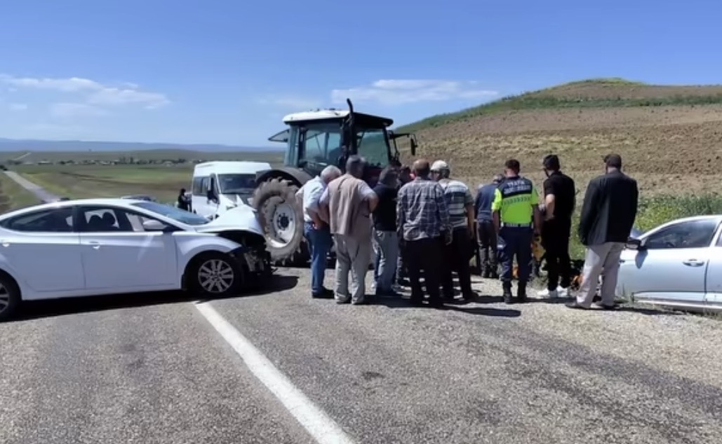 Akçakent ilçesinde iki otomobilin kafa kafaya çarpışması sonucu meydana gelen