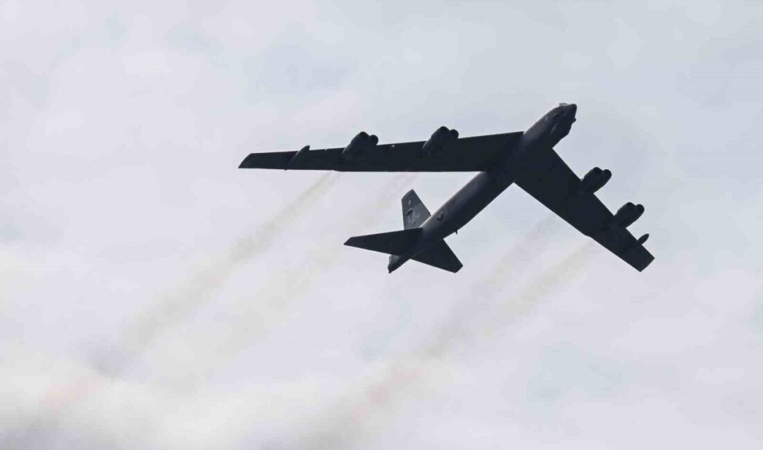 California eyaletinde ABD Hava Kuvvetleri’ne ait bir B-52 bombardıman uçağı,