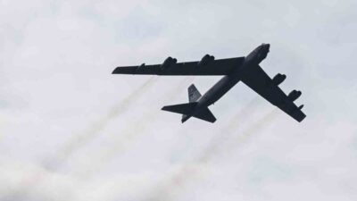 California eyaletinde ABD Hava Kuvvetleri’ne ait bir B-52 bombardıman uçağı,