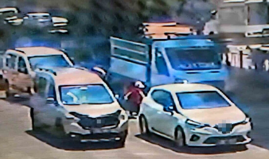 Adana’da yolun karşısına geçmeye çalışırken peş peşe iki aracın altında