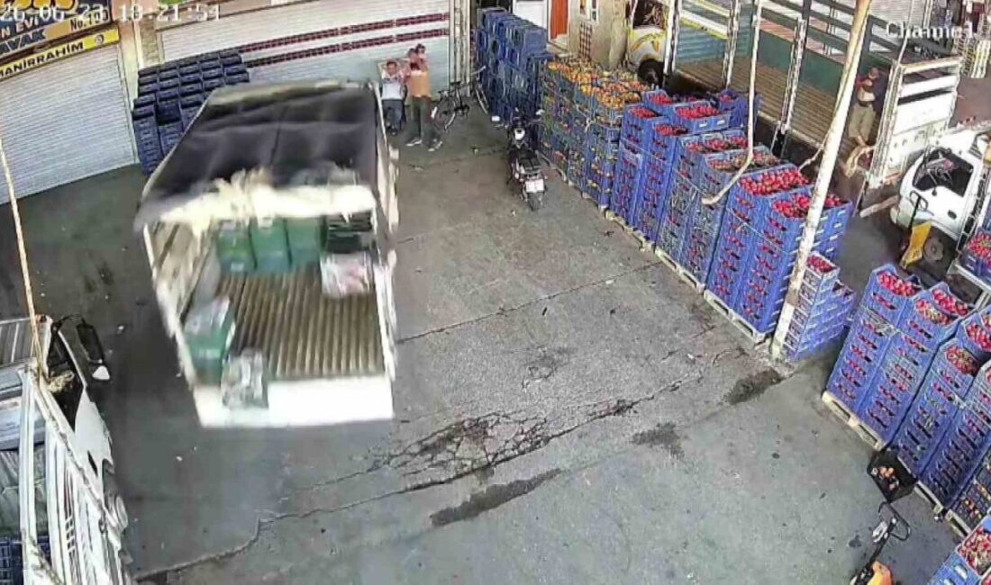Adana’daki hal kompleksinde meydana gelen trafik kazasında bir kişi yaralandı.