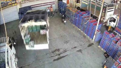 Adana’daki hal kompleksinde meydana gelen trafik kazasında bir kişi yaralandı.