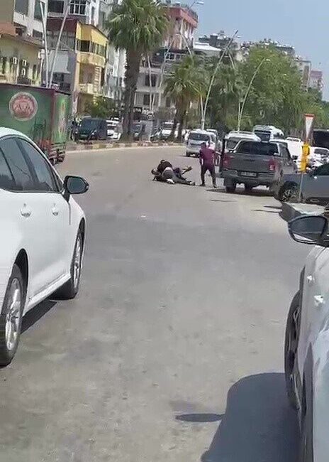 Adana’da, Fuzuli Caddesi eski müze kavşağında kamyonetin yanında çıkan kavga
