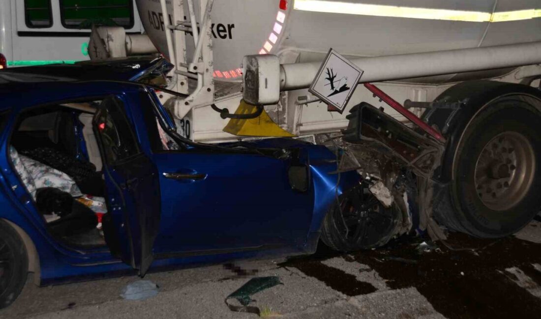 Adana’da meydana gelen trafik kazasında, bir otomobilin arkadan çarptığı tırın