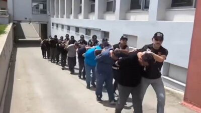 Adana’da uyuşturucu ticareti yapan şahıslara yönelik düzenlenen şafak operasyonunda 70